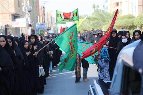 تجمع عزاداران حسینی و اقامه نماز ظهر عاشورا در ایرانشهر+ تصاویر