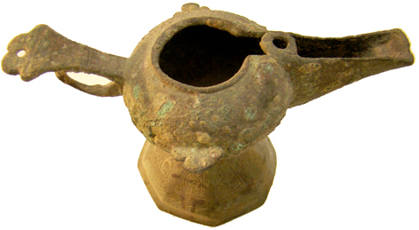 کشف شی باستانی از دو سودجو در ایرانشهر