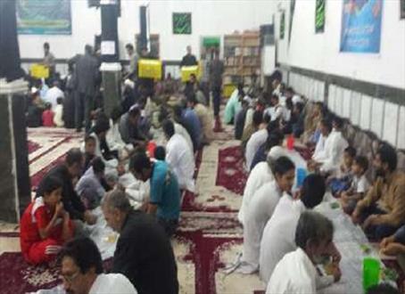 اطعام 500 نفر از ایتام در ضیافت افطار کمیته امداد امام خمینی (ره) ایرانشهر