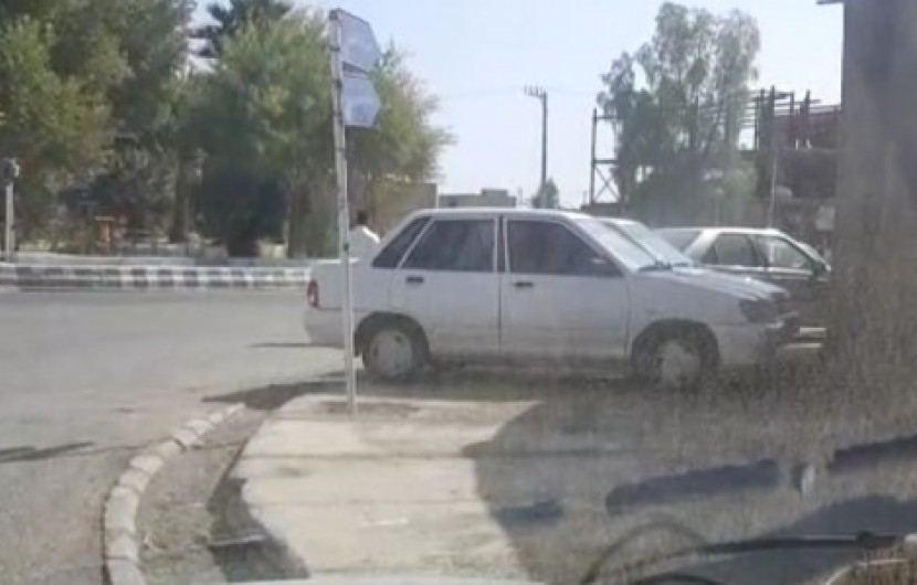 تبدیل شدن پیاده رو میدان امام خمینی (ره) شهر سوران به پارکینگ شخصی خودرو ها/ خطر بیخ گوش دانش آموزان سورانی