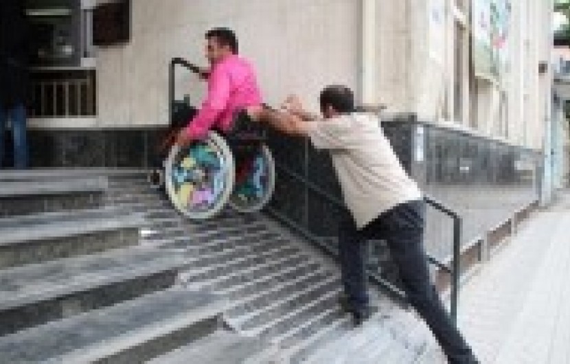 خیابان ها ومعابر عمومی ایرانشهر برای تردد معلولان مناسب نیست