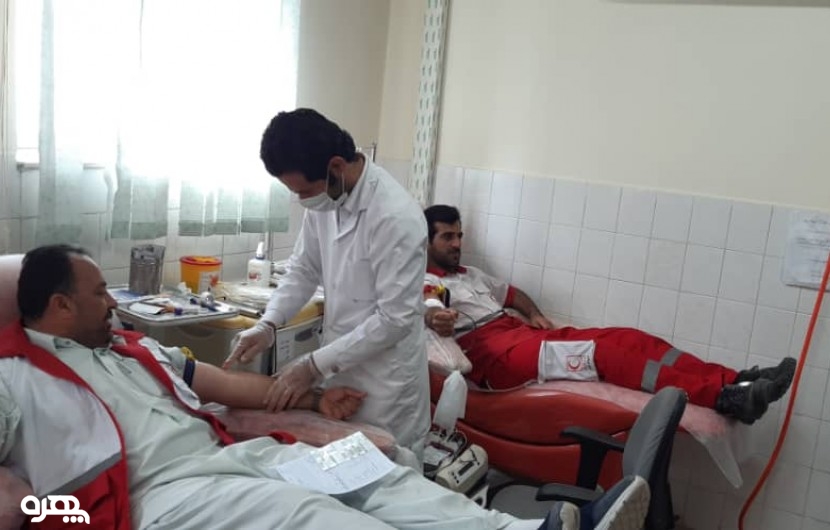 بیش از ۱۰۰ داوطلب هلال احمر، خون اهدا کردند