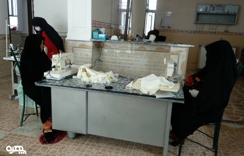 سایه‌اندازی دو کارگاه تولید ماسک در ایرانشهر/ توزیع اقلام بهداشتی در مناطق محروم+عکس