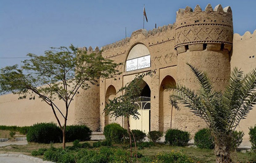 حصار غرفه ها بر قلعه چند صد ساله ناصری/تخریب بناهای تاریخی تیشه بر ریشه تمدن ایرانی است
