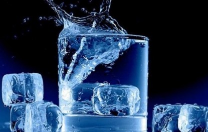 نوشیدن "آب یخ" علاوه بر ضایعه کبدی باعث این ۲۰ عارضه جدی می‌شود!