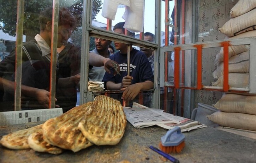 جولان کرونا در صف های طولانی نانوایی های ایرانشهر/ مسئولان چاره ای بیندیشند