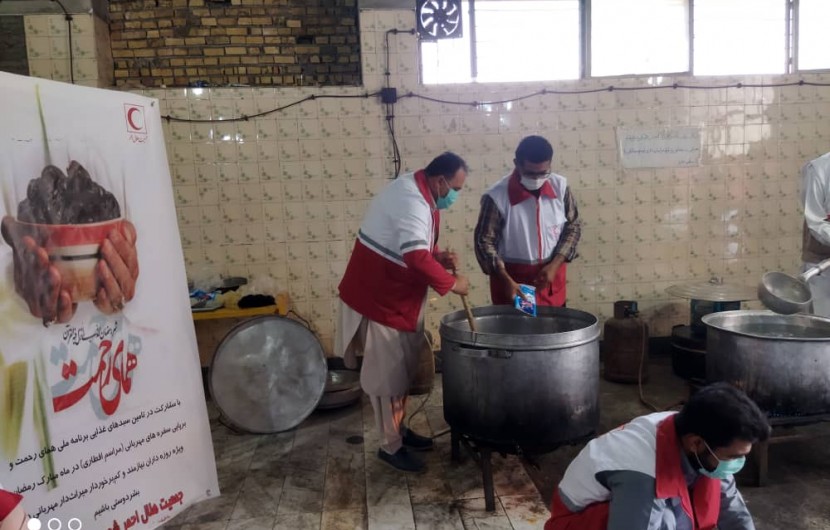 ١٠٠٠ پرس غذای گرم  توسط اعضای خانه هلال همدلی توزیع شد / ضرورت کمک به نیازمندان در ماه مبارک رمضان