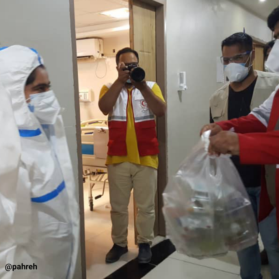 توزیع پک های تقویتی در بیمارستان های ایرانشهر توسط داوطلبین جمعیت هلال احمر