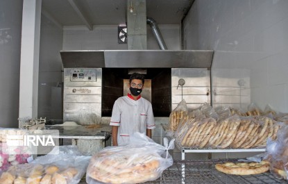 کرونا در تنور داغ نانوایی‌ها بازار گرمی دارد/صف های طولانی نان، معضل جدید مردم ایرانشهر
