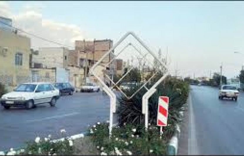 جای تابلوهای راهنما در خیابان امام خمینی(ره) بمپور خالی است