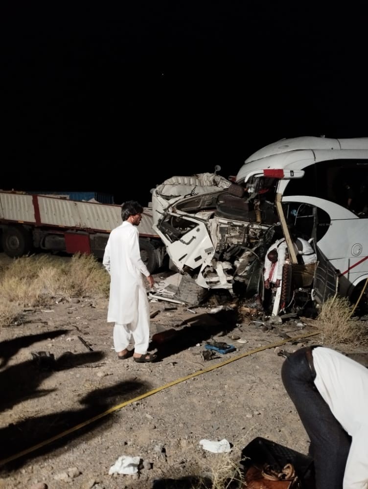 برخورد تریلی، اتوبوس محور ایرانشهر به بم را واژگون کرد / بیش از ۱۸ مسافر کشته و مصدوم شدند