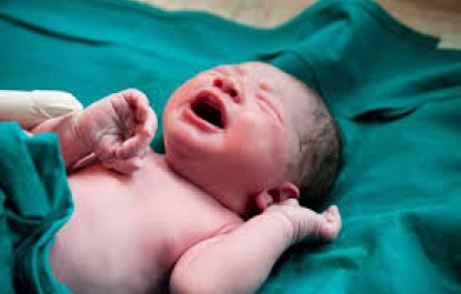 نوزاد در دستان سفید پوشان فوریتهای پزشکی به دنیا آمد